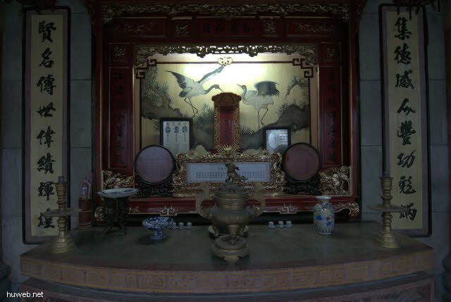 420_altar_im_thien_hau_tempel_(meeresgoettin)_1890,__versammlungshalle_der_cinesen_aus_fujian,_hoi_an,_mittel-vietnam_.jpg