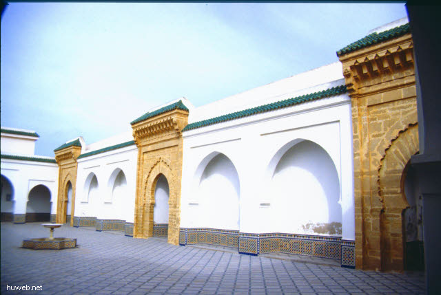 aa39_mausoleum_mohammed__v.___(_=_v_a_t_e_r_vom_reg.koenig_hassan__ii.)__marokko_27.12.85-5.1.86.jpg